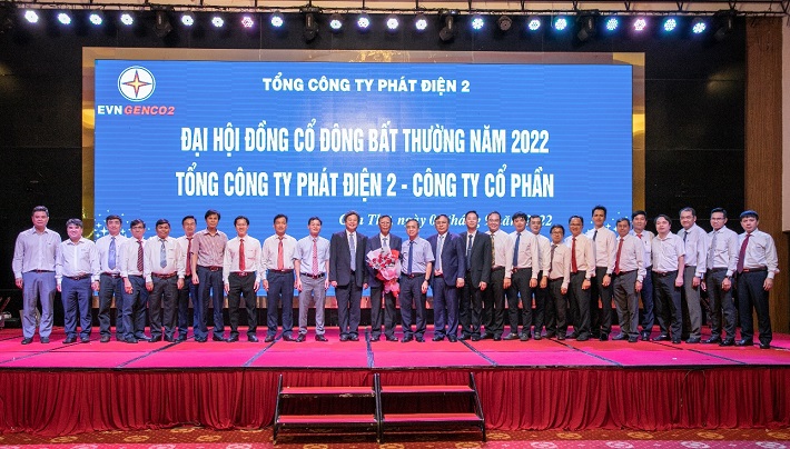 các đại biểu chụp ảnh tại sự kiện