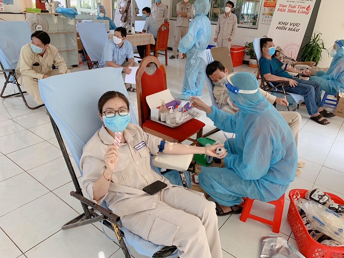 các bộ công nhân viên EVNGENCO2 tích cực tham gia buổi hiến máu