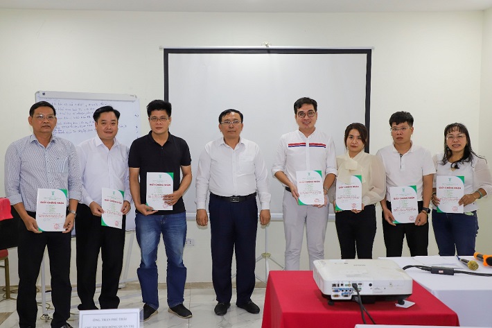 trao chứng nhận cho các học viên đạt yêu cầu