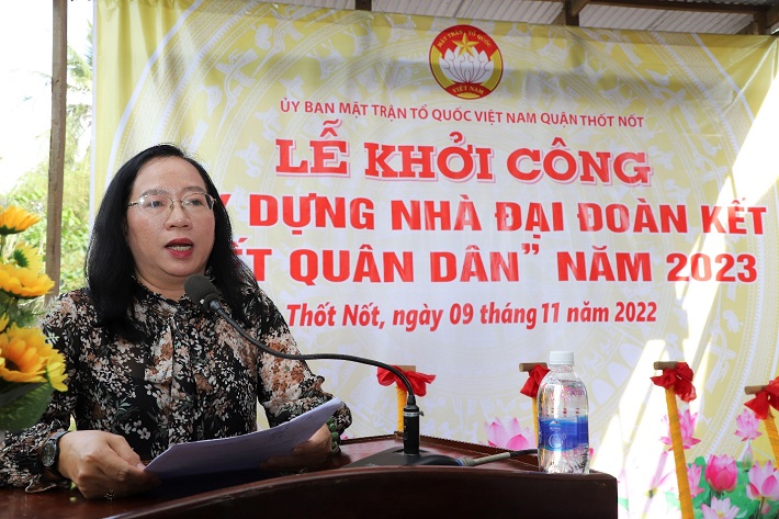 Bà Nguyễn Thúy Hằng phát biểu tại buổi lễ
