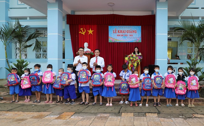 EVNGENCO2 trao quà tại trường Tiểu học Tân Thới 1