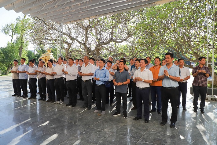 hình ảnh thăm nghĩa trang liệt sĩ A1