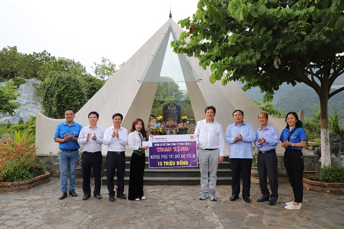 Đoàn trao tiền ủng hộ ban quản lý địa điểm Lưu niệm Trung đoàn 52 Tây Tiến