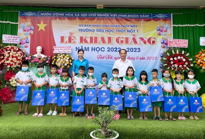 công ty nhiệt điện Cần Thơ (EVNGENCO2) trao quà