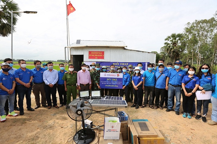 Đoàn trao hỗ trợ cho các địa phương