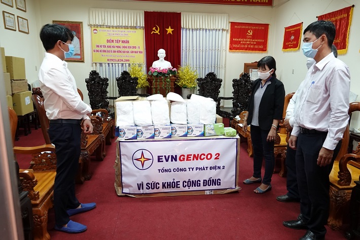 trao thiết bị tại điểm tiếp nhận của Mặt trận tổ quốc Cần Thơ