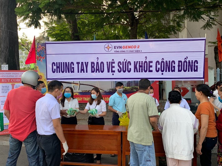 phát khẩu trang miễn phí cho người dân