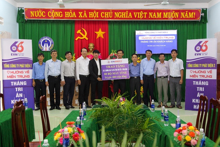đại diện Genco 2 trao quà cho trường học