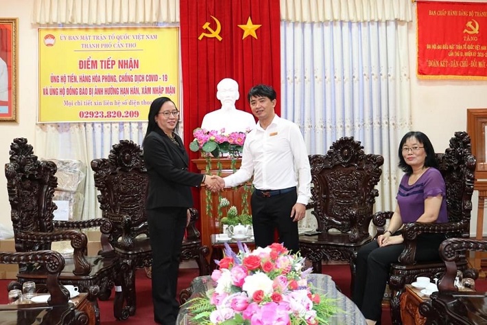 ông võ Trà Dũng trao số tiền hỗ trợ cho đại diện UBTW mặt trận tổ quốc