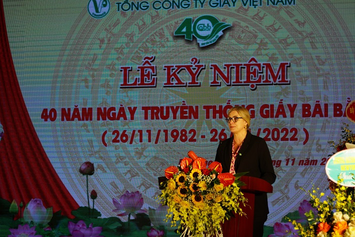 bà Đại sứ Đặc mệnh toàn quyền Vương quốc Thụy Điển tại Việt Nam phát biểu tại lễ kỷ niệm 40 năm truyền thống Giấy Bãi Bằng