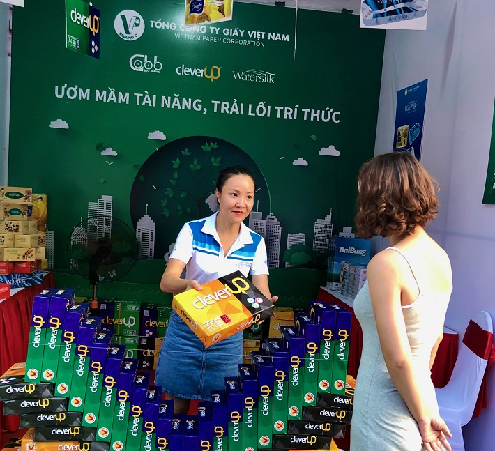khách tham quan gian hàng VINAPACO