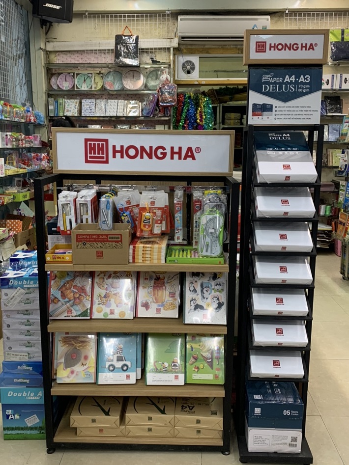 giấy in Delus trên các kệ hàng