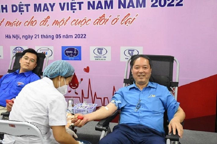 ông Lê Nho Thướng tham gia hiến máu tại chương trình