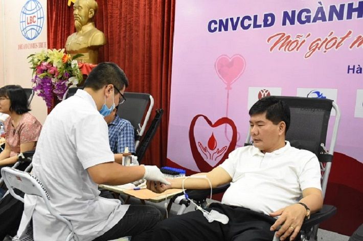 Hình ảnh ông Cao Hữu Hiếu hiến máu tại Chương trình