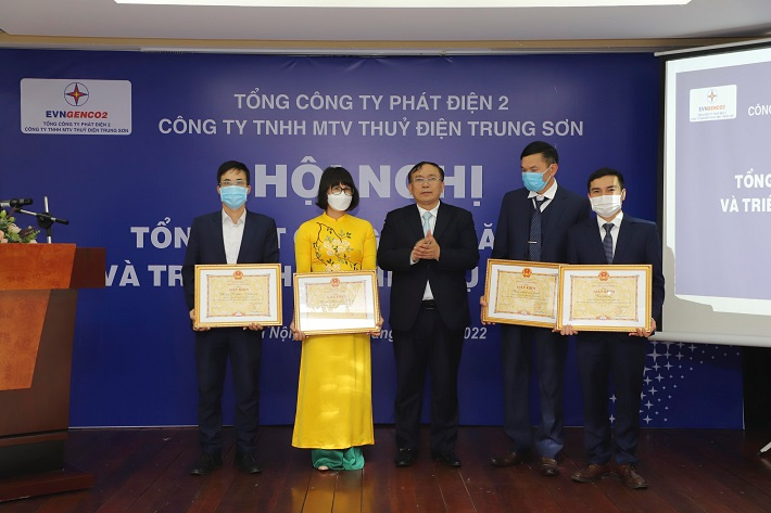 trao giấy khen các cá nhân tiêu biểu của Thủy điện Trung Sơn