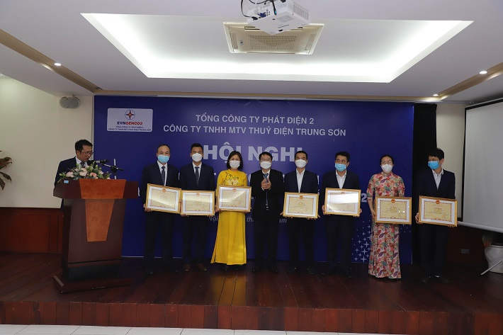 trao thưởng cho các cá nhân tiêu biểu