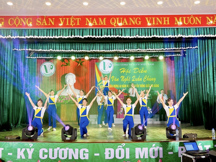 hình ảnh tại Hội diễn văn nghệ chào mừng 40 năm ngày truyền thống Giấy Bãi Bằng