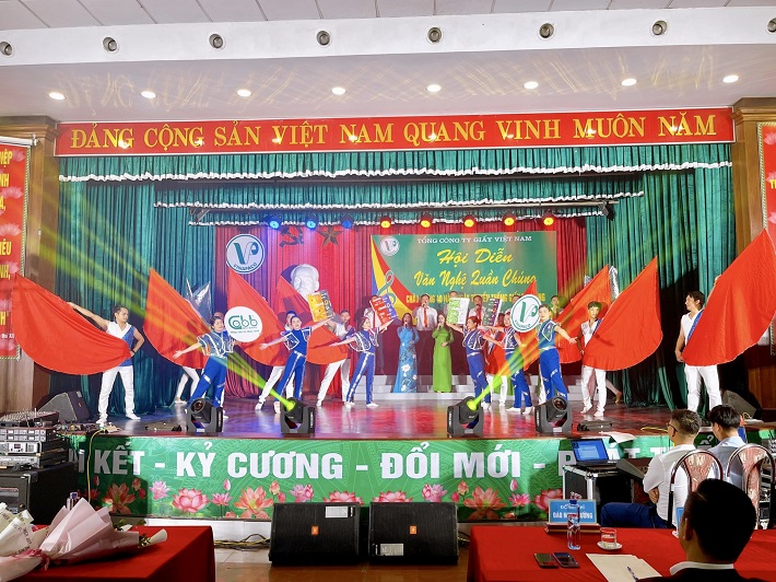 hôi diễn văn nghệ chào mừng 40 năm ngày truyền thống Giấy Bãi Bằng