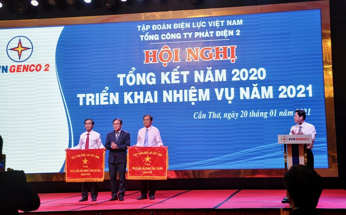 đơn vị  nhận cờ thi đua tại hội nghị