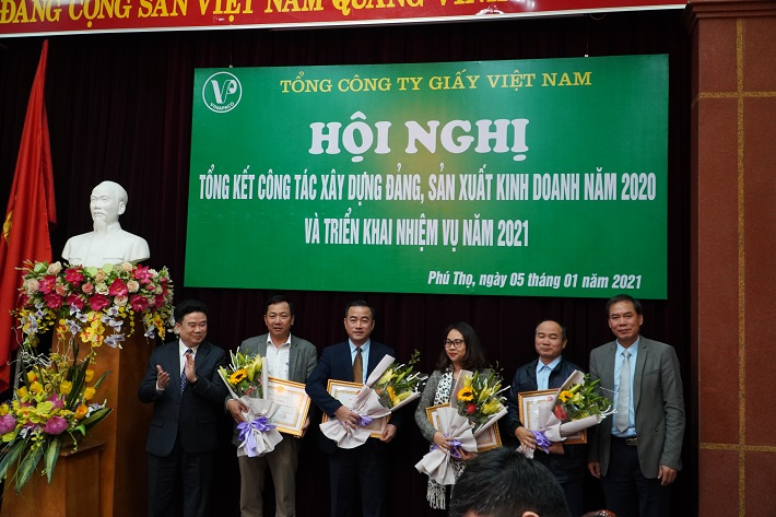 trao giấy khen và phần thưởng cho các tập thể cá nhân hoàn thành xuất sắc nhiệm vụ
