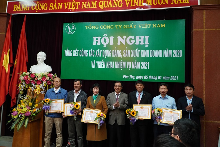trao giấy khen và phần thưởng cho các tập thể, cá nhân có thành tích
