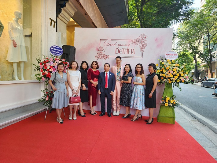 hình ảnh các đại biểu tham dự sự kiện chụp ảnh tại lễ khai trương