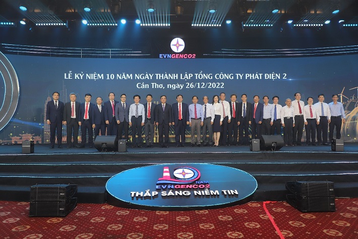 các đại biểu chụp ảnh tại lễ kỷ niệm