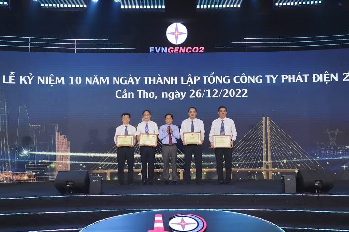 Trao danh hiệu, phần thưởng cho các cá nhân tập thể tại lễ kỷ niệm 