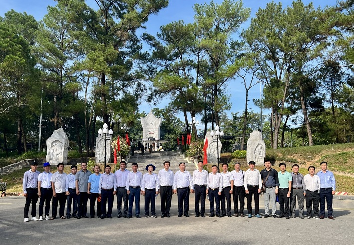 Lãnh đạo EVNGENCO2 viếng Nghía trang Liệt sĩ Quốc gia Trường Sơn