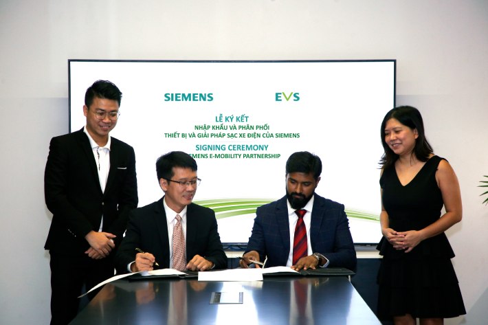 hình ảnh tại lễ ký kết hợp tác trong lĩnh vực kinh doanh xe điện giữa Siemens và EVS
