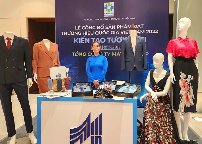 hình ảnh về các sản phẩm May 10 tại chương trình Thương hiệu Quốc gia năm 2022