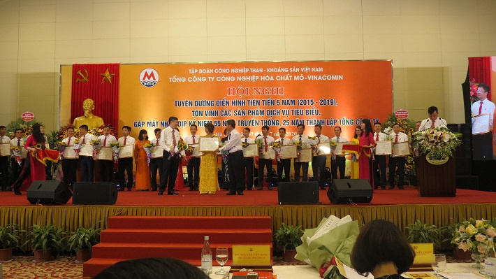 trao thưởng cho các tập thể, cá nhân tiêu biểu