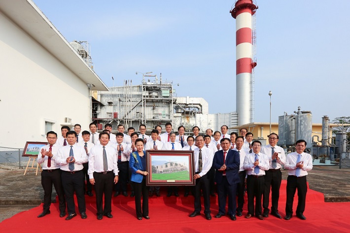 Bà Nguyễn Thị Kim Ngân nguyên Chủ tịch Quốc hội đến thăm và chụp ảnh lưu niệm tại Công ty