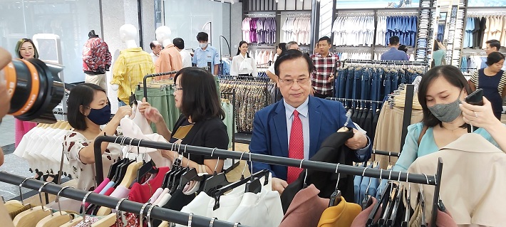 các đại biểu tham quan trải nghiệm tại Viettien Mall