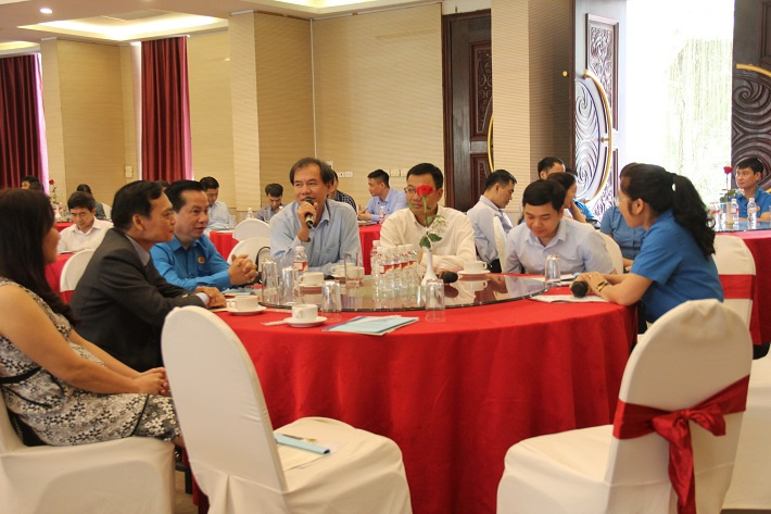 ông Đưc (cầm míc) phát biểu