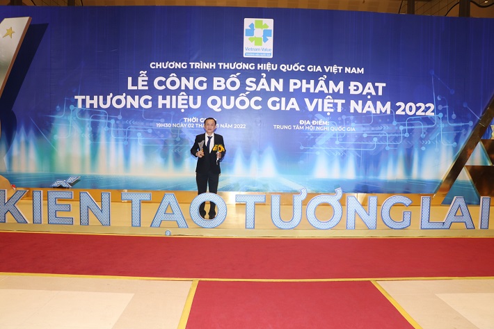ông Trần Thái Nguyên - Phó tổng giám đốc Qui Phúc nhận Thương hiệu Quốc gia 