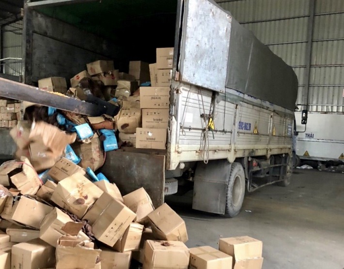 bốc hàng từ xe xuống nơi tiêu hủy