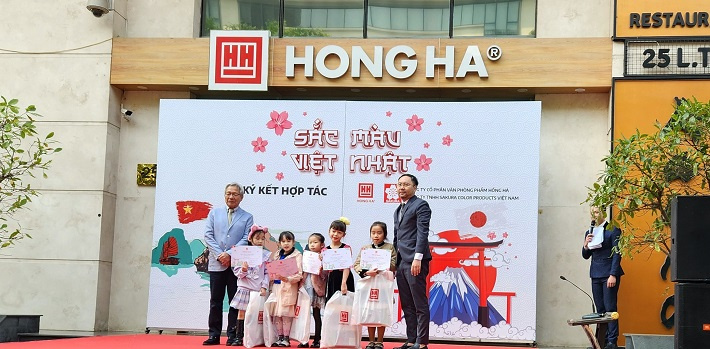 Ban tổ chức trao giải Cuộc thi vẽ tranh sáng tạo Sắc màu Việt Nhật chủ đề “Thế giới trong mắt em” 