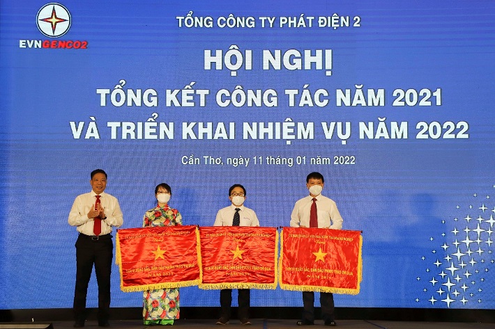 Đại diện Thủy điện Sông Ba Hạ nhận cờ thi đua từ Ủy Ban Quản lý vốn Nhà nước