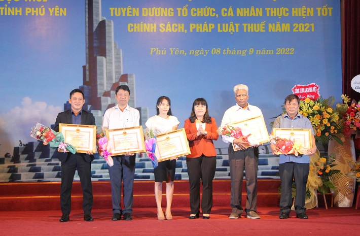Ông Trần Lý – Tổng Giám đốc Thủy điện Sông Ba Hạ (thứ hai từ trái qua) nhận giấy khen của Ủy ban nhân dân tỉnh Phú Yên 
