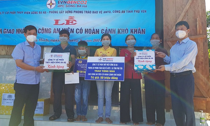 Lãnh đạo SBH trao tặng nhà cho công an viên có hoàn cảnh khó khăn
