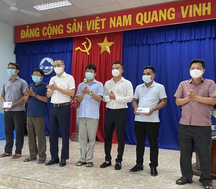 Lãnh đạo Công ty cùng Lãnh đạo Tỉnh ủy Phú Yên trao tặng quà hỗ trợ  cho nhân dân tại xã Suối Trai
