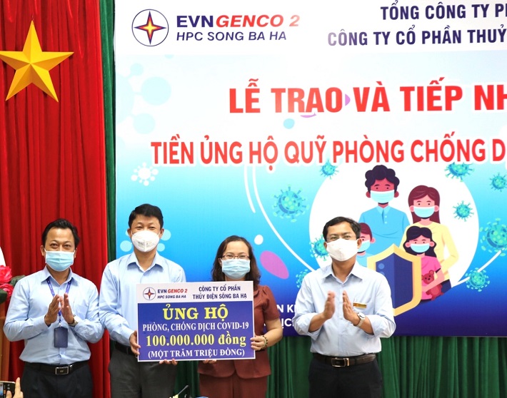 trao tặng địa phương chống dịch