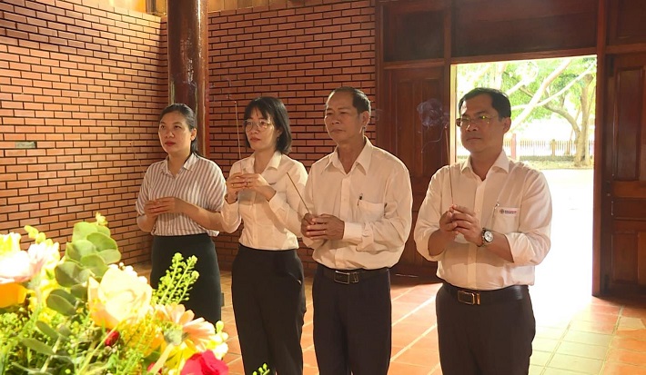 đoàn công tác dâng hương tại Nhà thờ Bác Hồ