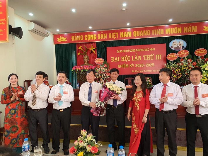 Ban chấp hành ra mắt