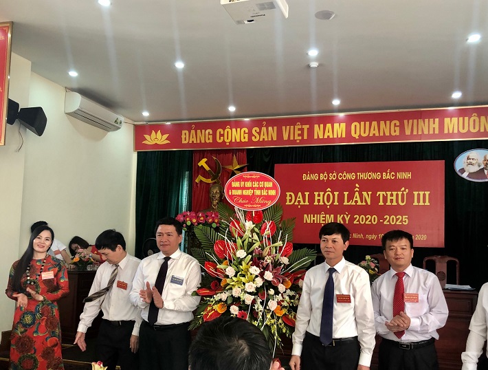 ông Đỗ Đình Hữu chúc mừng Đại hội