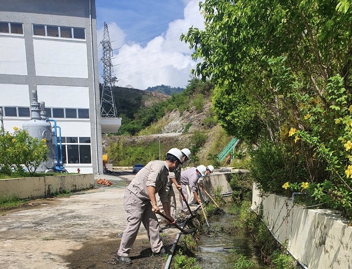 dọn dẹp khai thông cống rãnh tiêu thoát nước xung quanh Nhà máy
