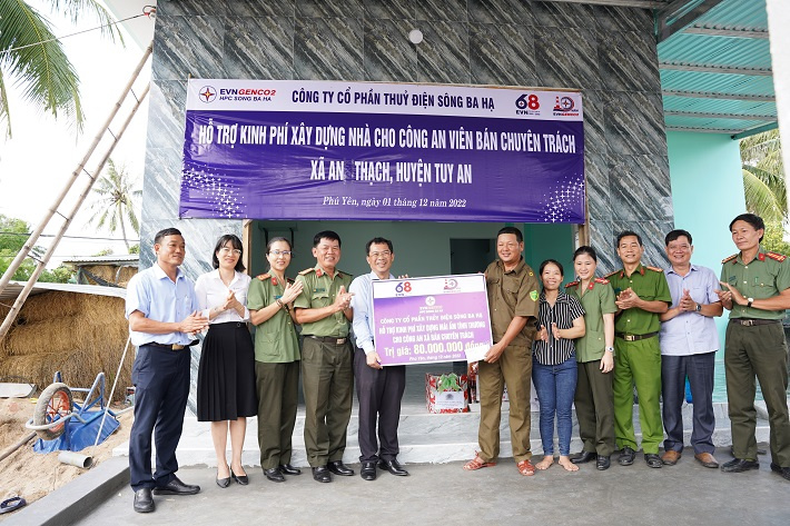 Đại diện Thủy điện sông Ba Hạ bàn giao nhà cho anh Hồ Phi Hổ