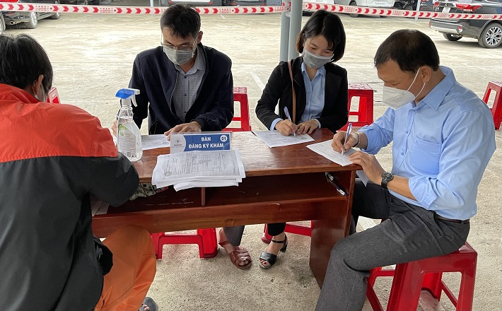 các tình nguyện viên đăng ký hiến máu