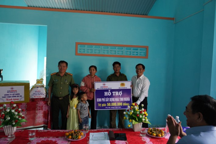 Thủy điện Sông Ba Hạ trao kinh phí xây dựng nhà tình thương cho gia đình anh Nay Y Nhé